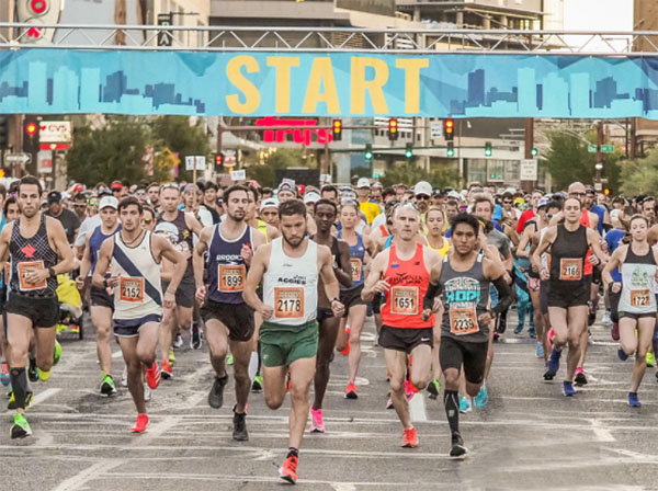Phoenix 10k and half-marathon presented by HonorHealth Foundation race start